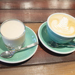 アンリミテッド コーヒー バー - コーヒーパンナコッタ(450円・外税)とカフェラテ(700円・外税) 豆はアリチャ