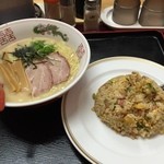 幸福源 - ラーメンＡセット。豚骨ラーメンと焼きめし