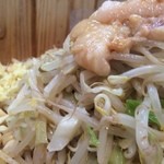 らーめん つの旨 - 野菜の山の上には背脂がたっぷり乘っています【料理】 