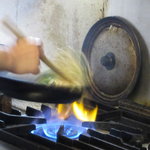 酒と饂飩 こなから - ねぎ焼きうどん作成中