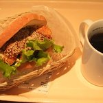 ジャーマンベーカリー - がっつりヒレカツドームサンドとコーヒー