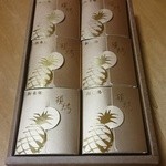 HSIN TUNG YANG - 6個入り。金色の箱に入っています