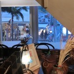 琉球珈琲館 - 国際通りの様子が窺えます