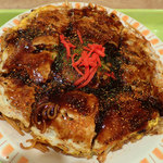 まこと屋 - 「モダン焼き（モツ玉子）」（650円）、「ピリ辛麺」加算（50円）