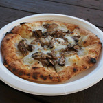 レストラン コンテッラ - プレオープンの「キノコのピザ」モツァレラチーズたっぷりで美味しかったです♡