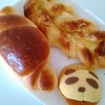 パンダパン￥１０８(込)・チーズデニッシュ￥１４０(込)・ＧＯＬＤ塩バターロール￥９７(込)
          