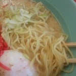 くるまやラーメン - 細麺と温泉卵と濃厚なとんこつスープが絶妙に絡んで旨い!