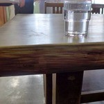 Iroha Shokudou - 分厚い板のテーブル
