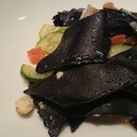 ラ・パンセ - しこしこ平たいイカ墨風味のパスタに舌平目の旨味と魚介出汁、ガーリックの風味が抜群！