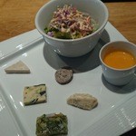 ラ・パンセ - ごぼうのムース、焼き魚入りポテトサラダ、熱々トマトスープなど