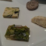 ラ・パンセ - 美しい野菜のテリーヌ、鶏ソーセージ、様々なパスタ入りフリッタータ