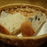 ラ・パンセ - 自家製パンはブラックオリーブ入りとハーブ入り？の2種類