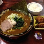 神山 - H.27.12.3.昼 家系カレーラーメン(中太麺) 880円+ランチメニューC 唐揚げセット +170円