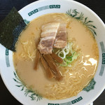 日高屋 - 海苔が立ててあって嬉しい♪とんこつラーメン税込¥420‼️安いでしょ⁉️