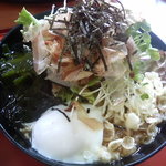 ひかりや - 「冷やしうどん」アップ（レタス、ツナ、かいわれ、ワカメ、鰹節、温泉卵、天かす、ネギ、わさび）