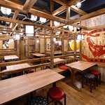 鳥良商店 - 約１５０席の広い店内。