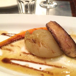 ビストロ ヒルマン - フォアグラはソテーしてマデラワインの深みのあるソースで、タマネギと人参を添えて