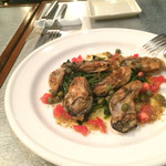 ビストロ ヒルマン - 炭で炙った牡蠣に渡り蟹で風味を付けたオイルのソースにケッパーをたっぷりと