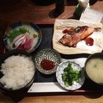 飲みくい処 ひがし - ブリ刺身とワラサ照り焼ランチ900円