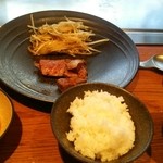 Mikasa Kaikan Seisekitei - ごはん、味噌汁、塩コショウ、タレ、香の物