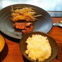 三笠会館 聖せき亭 - ごはん、味噌汁、塩コショウ、タレ、香の物
