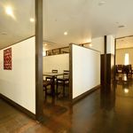 浜松四川飯店 - 個室感覚で少人数にも最適なテーブル席も多数ご用意。
周りを気にせずゆったり寛げます！