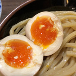 六厘舎 TOKYO - 味玉の様子