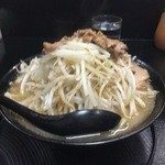 自家製太麺 ドカ盛 マッチョ - ラーメン並（野菜増）