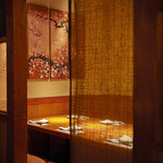 Mizutaki Kisetsuryouri Shinjukunagomi - 暖簾で仕切られた半個室席