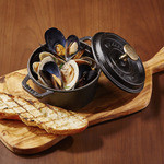 Sauteed mussels and clams with garlic toast