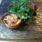 紬山荘 - 今回の前菜はベーコンとほうれん草のキッシュと生ハムのサラダでした。