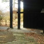 紬山荘 - 駐車場からお店へのアプローチです。