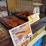 イセ畜産 - 店先にはお惣菜が並びます。