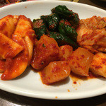 厳選和牛 焼肉 犇屋 - キムチ盛り合わせ