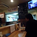 立ち呑み 魚平 - 奥が厨房。立ち呑みにテレビは定番要素ですね。