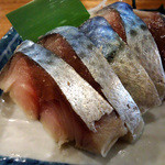 立ち呑み 魚平 箱崎町店 - 「自家製しめサバ」200円也。税込。