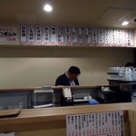 立ち呑み 魚平 - コの字カウンターの逆サイド。