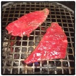 食彩和牛しげ吉 - 和牛ロース。炙り焼きでしっとり食感、モモの旨味がしっかり感じられました。