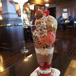 テディ・ルーズヴェルト・ラウンジ - 季節のパフェ（￥1230・コレクタブルグラス付￥2260）