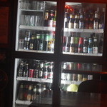 世界のビール B-Spot - 世界のビールが陳列されており、ここから好きなのを選ぶシステムです