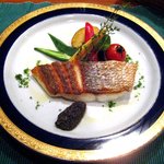天然鮮魚のポワレ　タプナード添え