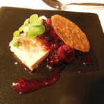 ポエシア - フォアグラのテリーヌとキャラメルショコラのジェラート エピス風味のベリーのソース
      