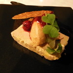 ポエシア - フォアグラのテリーヌとキャラメルショコラのジェラート エピス風味のベリーのソース
      