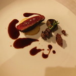 ポエシア - 新潟産天然真鴨の胸肉ロースト　腿肉とレバーの網脂包み　砂肝コンフィ添え　ジュ ド カナールと牛蒡と栗のコンディメント、マスタード添え