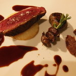 ポエシア - 新潟産天然真鴨の胸肉ロースト　腿肉とレバーの網脂包み　砂肝コンフィ添え　ジュ ド カナールと牛蒡と栗のコンディメント、マスタード添え
