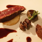 ポエシア - 新潟産天然真鴨の胸肉ロースト　腿肉とレバーの網脂包み　砂肝コンフィ添え　ジュ ド カナールと牛蒡と栗のコンディメント、マスタード添え