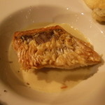 ポエシア - 牟岐産甘鯛の鱗焼き 豆乳のソース キノコのペースト添え