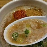 博多ラーメン まっしぐら - つけ汁は、濃厚豚骨に魚粉と唐辛子がトッピングで、なかなか旨い