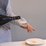 クッチーナ イタリアーナ ガッルーラ - 2015.12　ワイン注いでいます