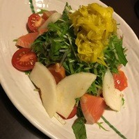 銀座方舟  大吟醸しずく店 - 自家製スモークサーモンのサラダ